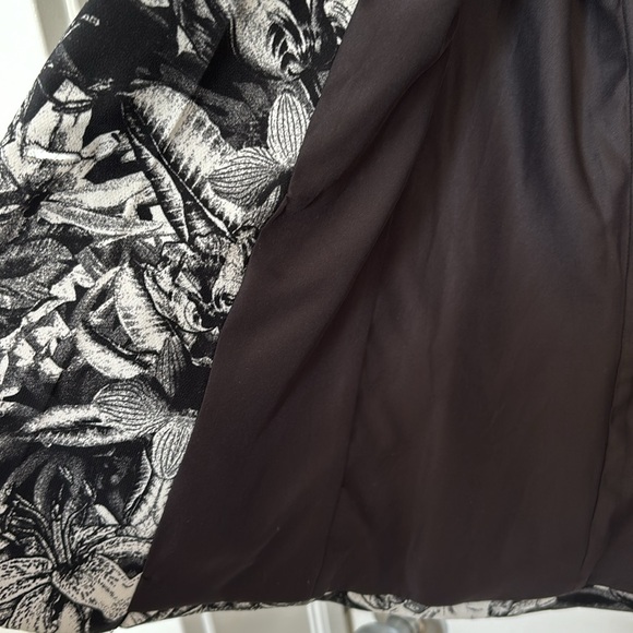 Black and White Floral Print Blazer - Picture 5 of 8